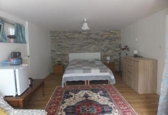 ACCUEIL LAFAYE21 has Balcony rooms