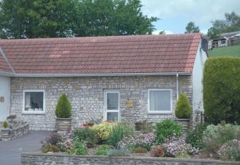 Greyfield Farm Cottages has rooms with a private hot tub