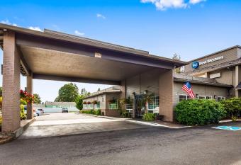 Best Western Oak Meadows Inn allows 18 year olds to book a room