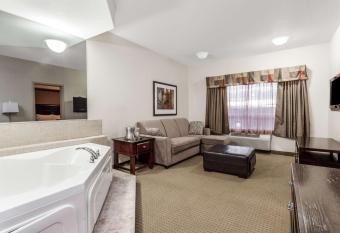 Ramada by Wyndham Drayton Valley has rooms with a private hot tub