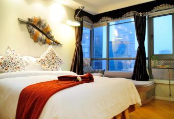 Shanghai Kingland Serviced Apartment has Balcony rooms