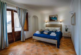 Casa Lucia Relaxing rooms has Balcony rooms