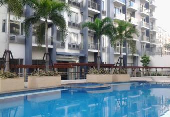 One Palm Tree Villas close to Manila Airport - Terminal 3 has Balcony rooms