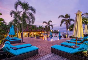 Bay Shore Huts has Balcony rooms