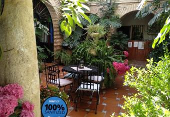 Pensi  n Los Arcos allows 18 year olds to book a room