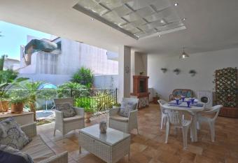 Villino Melina allows 18 year olds to book a room