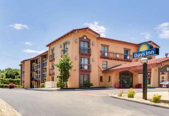 Days Inn by Wyndham Birmingham/West has Smoking rooms