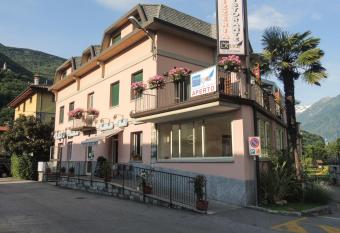 Albergo Lario has Balcony rooms