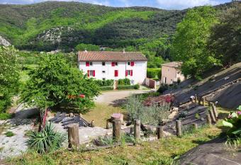 Chambre d h  te Le Clos d Audio    Riols has Balcony rooms