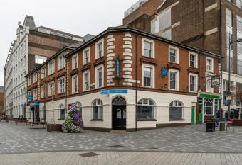 CiTi Hotel London Luton allows 18 year olds to book a room