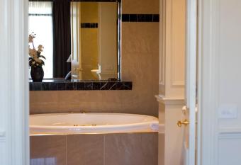 Gallery Apartments has rooms with a private hot tub