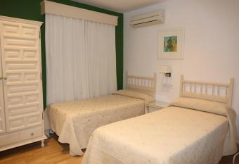 Hostal La Janda has Balcony rooms