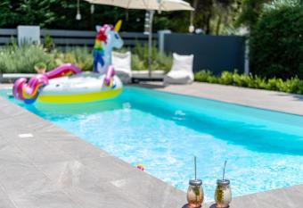 Zen Villa in Schinias has Balcony rooms