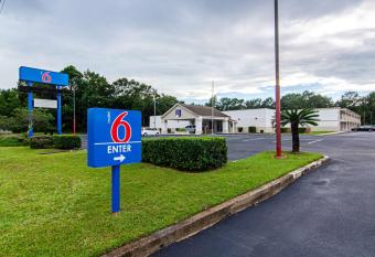 Motel 6-Bay Minette, AL allows 18 year olds to book a room