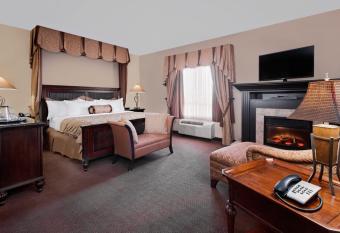 Ramada by Wyndham Stettler has rooms with a private hot tub