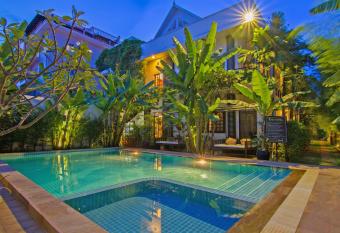 Apsara Centrepole Hotel has Balcony rooms
