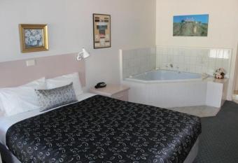 The Balnarring Motel has rooms with a private hot tub