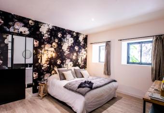 Antichambre allows 18 year olds to book a room