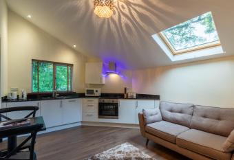 Lakes Hotel & Spa Apartments allows 18 year olds to book a room