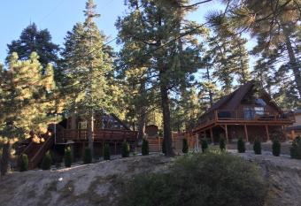 Castle Rock Cabin has Balcony rooms