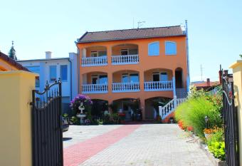 Studio Florida has Balcony rooms