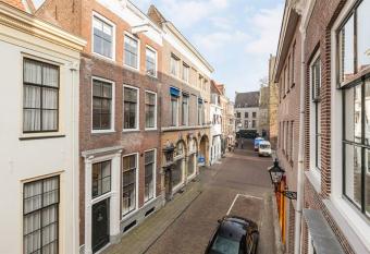 Stadslogement Bij de Sassenpoort allows 18 year olds to book a room
