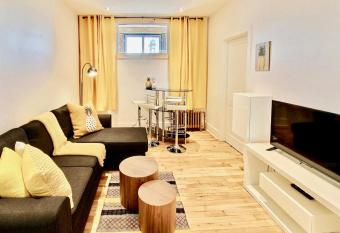 INITIAL - L'ANANAS - Centre-Ville de Qu  bec allows 18 year olds to book a room