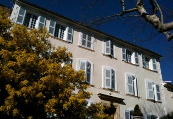 L Enclos allows 18 year olds to book a room