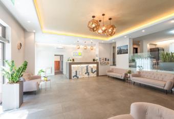 Corvin Plaza Apartments & Suites has Balcony rooms