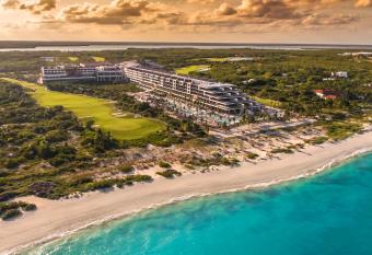 Atelier Playa Mujeres has rooms with a private hot tub