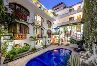 Hotel Hacienda de Vallarta Centro allows 18 year olds to book a room