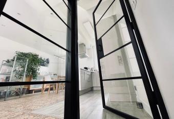 le numero 100 has Balcony rooms