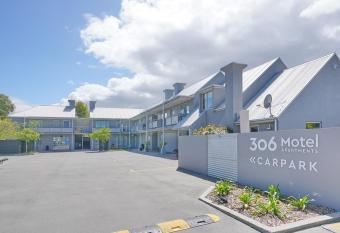 306 Motel Apartments has rooms with a private hot tub