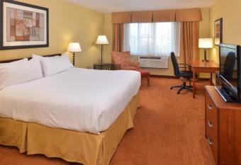 Holiday Inn Stevens Point - Convention Ctr By IHG has rooms with a private hot tub