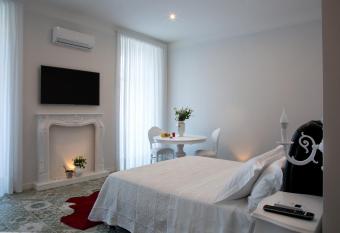 Barbarella Home has Balcony rooms