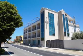 Hotel Napoleon has Smoking/Balcony rooms