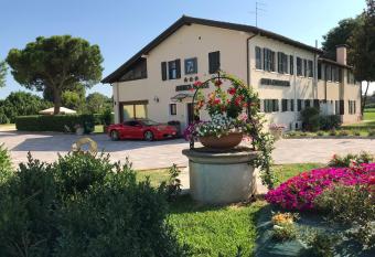 Hotel Antica Fenice allows 18 year olds to book a room