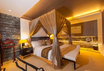 Mission Hills Hotel Resorts Shenzhen has rooms with a private hot tub