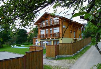 Chalet Mont Blanc has Balcony rooms