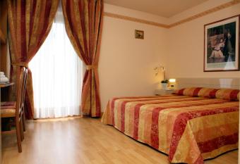 Hotel Excelsior has rooms with a private hot tub