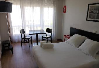 Pensi  n Las R  as allows 18 year olds to book a room