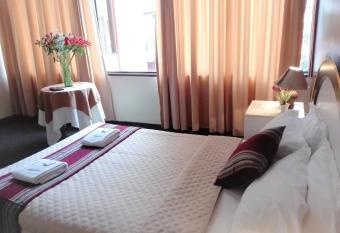 Los Q eros allows 18 year olds to book a room