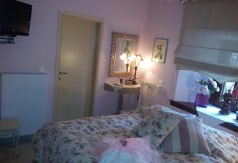 Guesthouse Kleopatra s has rooms with a private hot tub