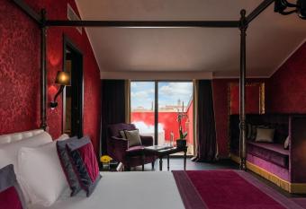 Carnival Palace - Venice Collection has rooms with a private hot tub