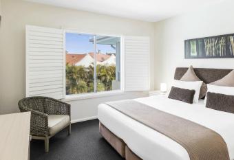 Oaks Port Stephens Pacific Blue Resort has rooms with a private hot tub