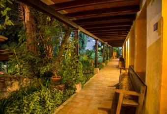 Hotel Las Farolas allows 18 year olds to book a room