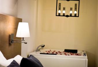 Casa Bella Boutique Hotel has rooms with a private hot tub