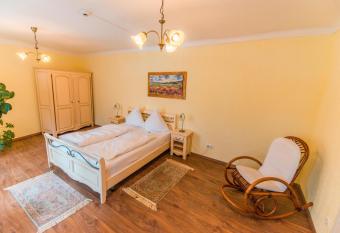 Palatul Brukenthal Avrig has rooms with a private hot tub