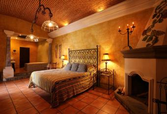 Hotel Palacio de Do  a Beatriz has rooms with a private hot tub