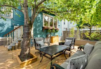 O Canada House Bed & Breakfast allows 18 year olds to book a room